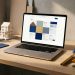 Espace de travail d’un studio d’architecture avec un ordinateur affichant une interface web abstraite, des maquettes et des outils de dessin.