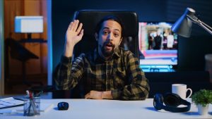 Personne filmant une vidéo en vue subjective avec son smartphone pour les réseaux sociaux.