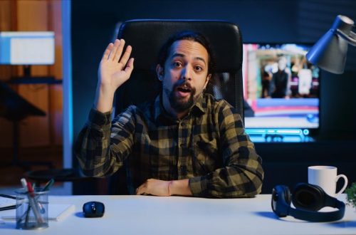 Personne filmant une vidéo en vue subjective avec son smartphone pour les réseaux sociaux.